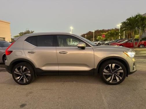 2023 Volvo XC40 B5 Ultimate Bright Theme