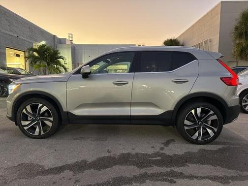 2023 Volvo XC40 B5 Ultimate Bright Theme
