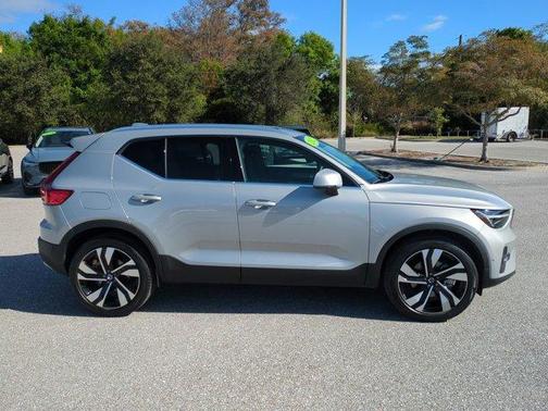 2023 Volvo XC40 B5 Ultimate Bright Theme