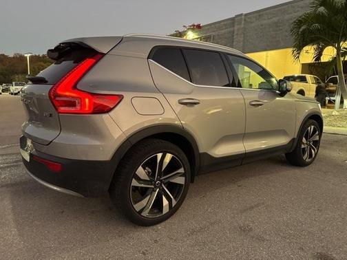 2023 Volvo XC40 B5 Ultimate Bright Theme