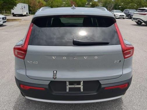 2025 Volvo XC40 B5 Core Bright Theme
