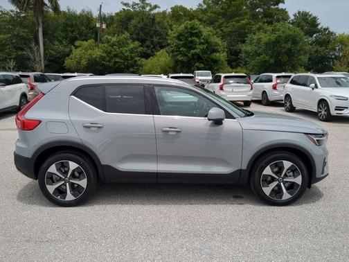 2025 Volvo XC40 B5 Core Bright Theme