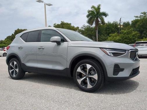 2025 Volvo XC40 B5 Core Bright Theme