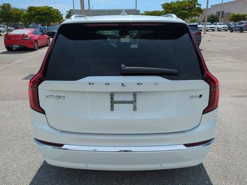 Crystal White Pearl 2026 Volvo XC90 B6 Plus 7-Seater
