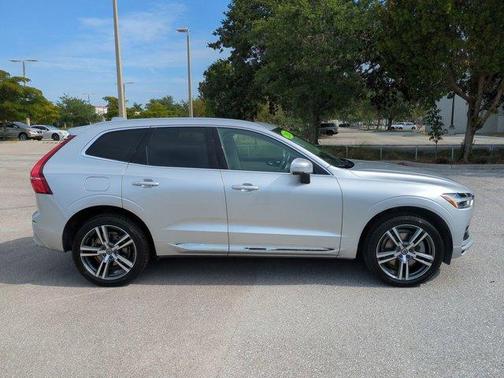 Bright Silver Metallic 2021 Volvo XC60 Recharge Plug-In Hybrid T8 Inscription Expression
