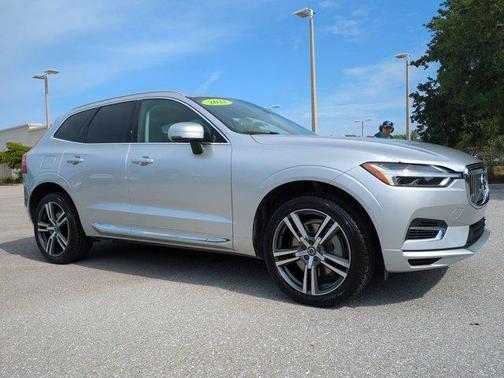 Bright Silver Metallic 2021 Volvo XC60 Recharge Plug-In Hybrid T8 Inscription Expression
