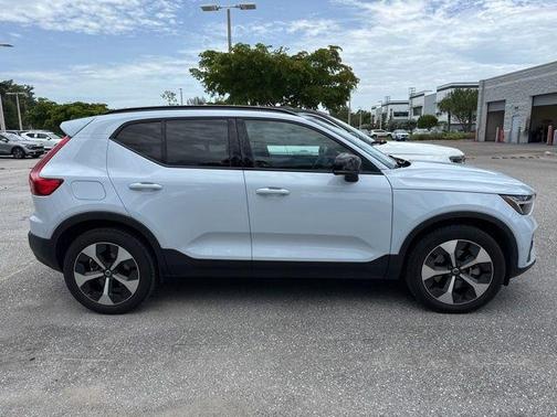 Cloud 9 White 2024 Volvo XC40 B5 Plus Dark Theme