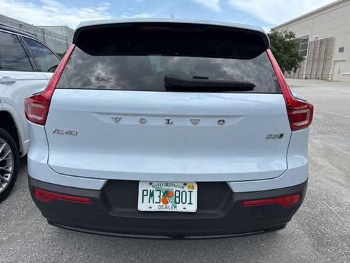 Cloud 9 White 2024 Volvo XC40 B5 Plus Dark Theme