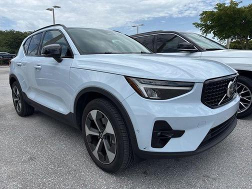 Cloud 9 White 2024 Volvo XC40 B5 Plus Dark Theme