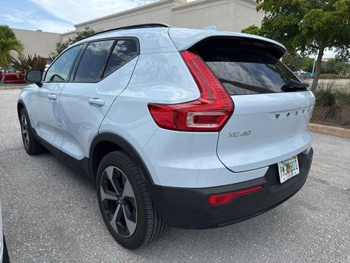 Cloud 9 White 2024 Volvo XC40 B5 Plus Dark Theme