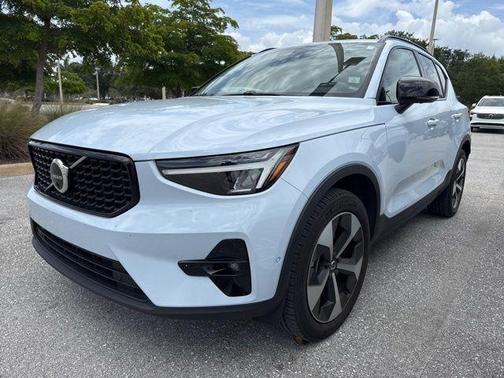 Cloud 9 White 2024 Volvo XC40 B5 Plus Dark Theme