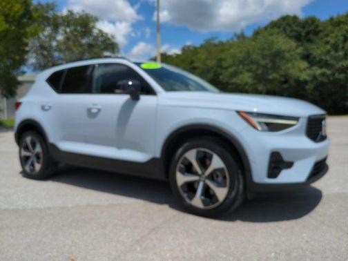 Cloud 9 White 2024 Volvo XC40 B5 Plus Dark Theme