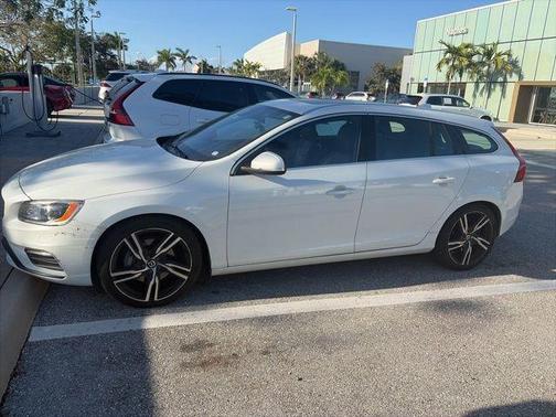 Crystal White Pearl 2018 Volvo V60 T6 R-Design Platinum