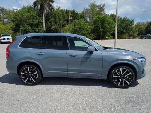 2022 Volvo XC90 T6 Momentum 7 Passenger