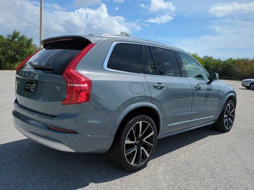 Thunder Gray Metallic 2022 Volvo XC90 T6 Momentum 7 Passenger