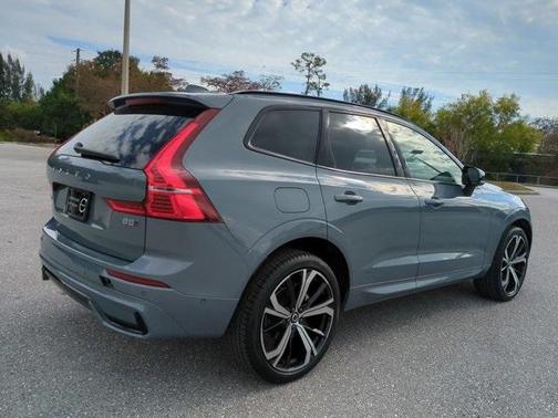 2024 Volvo XC60 B5 Ultimate Dark Theme