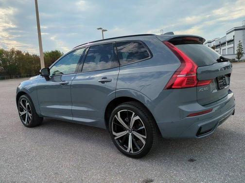 2024 Volvo XC60 B5 Ultimate Dark Theme