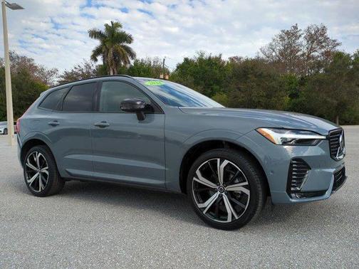 2024 Volvo XC60 B5 Ultimate Dark Theme