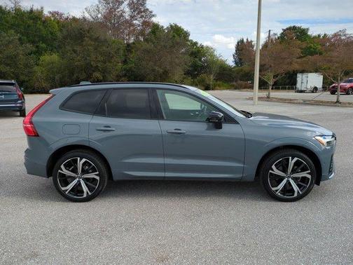 2024 Volvo XC60 B5 Ultimate Dark Theme