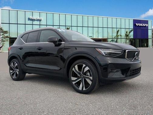 2025 Volvo XC40 B5 Plus Bright Theme
