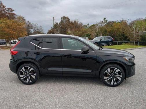 2025 Volvo XC40 B5 Plus Bright Theme