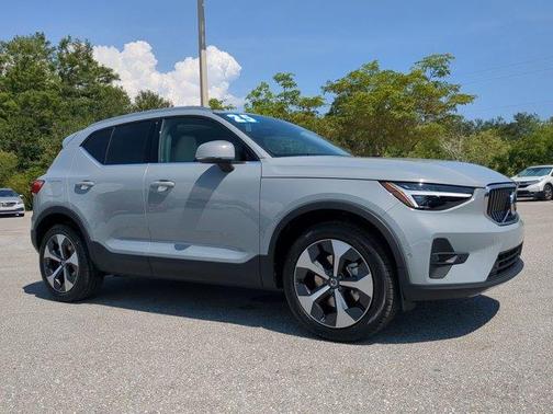 2025 Volvo XC40 B5 Plus Bright Theme