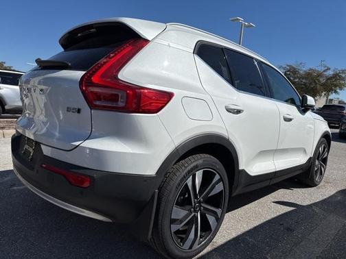 2023 Volvo XC40 B5 Ultimate Bright Theme