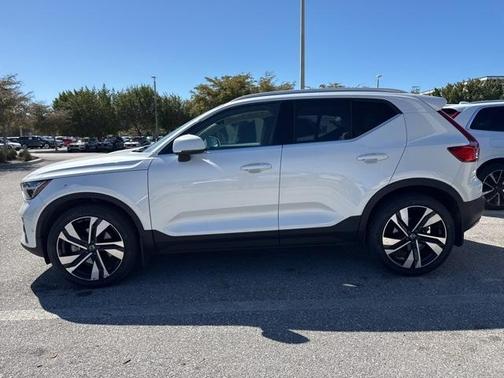 2023 Volvo XC40 B5 Ultimate Bright Theme