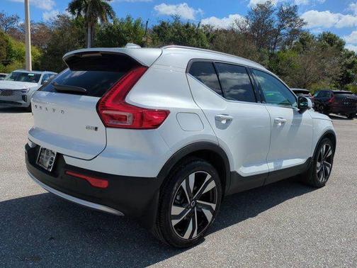 2023 Volvo XC40 B5 Ultimate Bright Theme