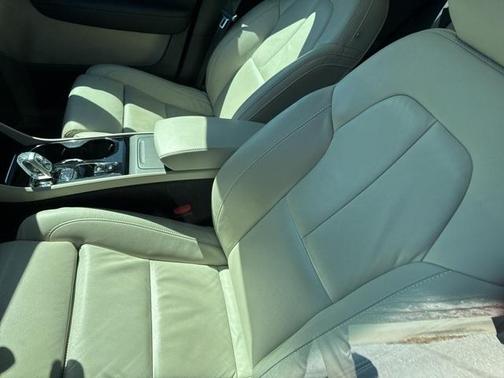 2023 Volvo XC40 B5 Ultimate Bright Theme