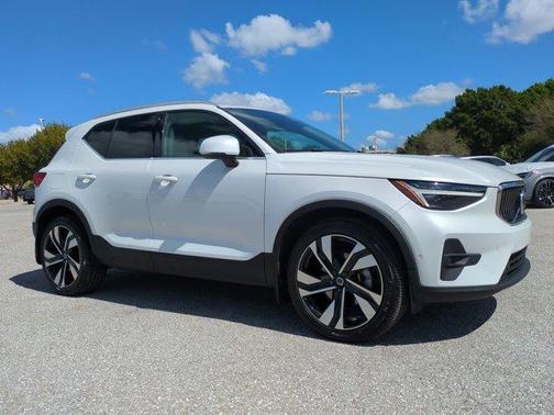 2023 Volvo XC40 B5 Ultimate Bright Theme