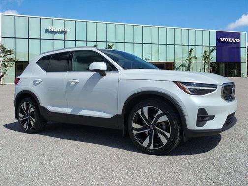 2023 Volvo XC40 B5 Ultimate Bright Theme