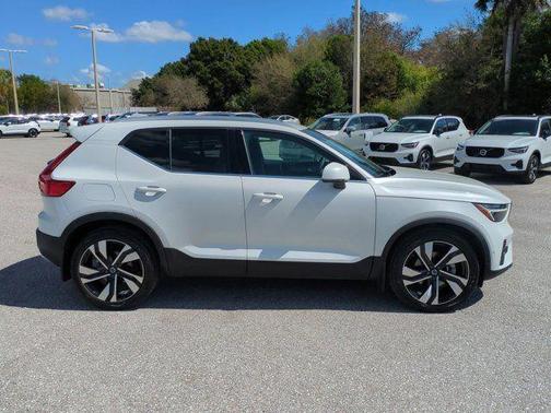 2023 Volvo XC40 B5 Ultimate Bright Theme