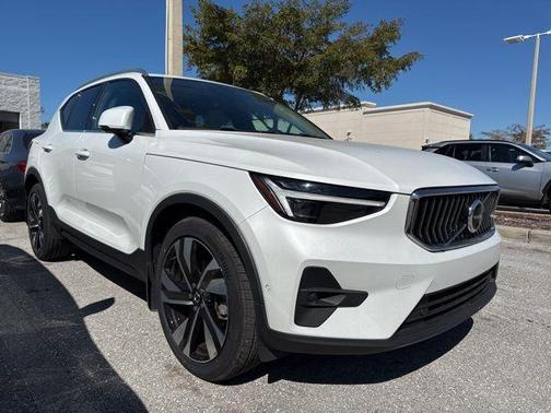 2023 Volvo XC40 B5 Ultimate Bright Theme