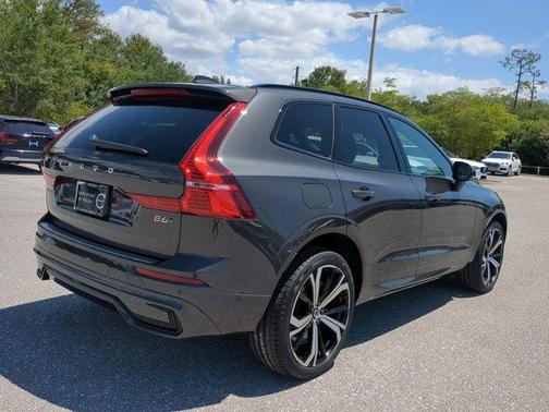 2022 Volvo XC60 B6 R-Design