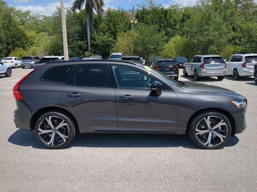 2022 Volvo XC60 B6 R-Design