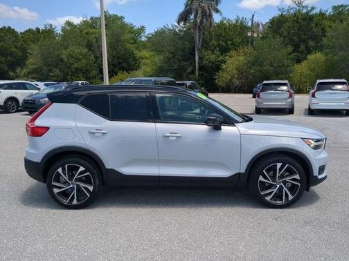 2022 Volvo XC40 T5 R-Design
