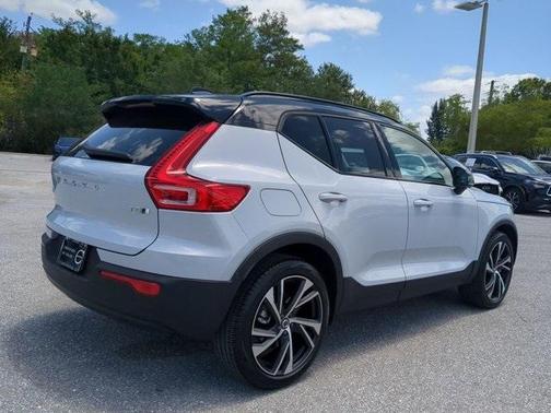 2022 Volvo XC40 T5 R-Design