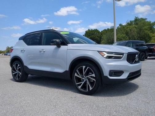 2022 Volvo XC40 T5 R-Design
