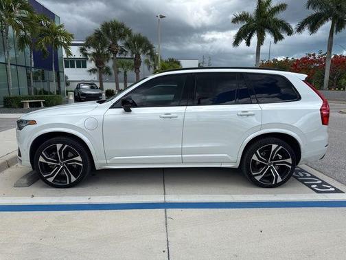 Crystal White 2021 Volvo XC90 Recharge Plug-In Hybrid T8 R-Design 7 Passenger