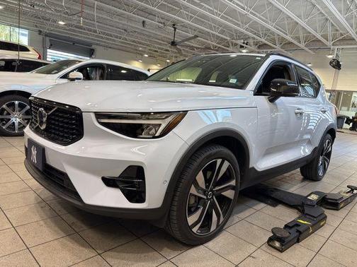 Cloud 9 White 2024 Volvo XC40 B5 Plus Dark Theme