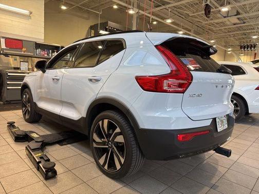 Cloud 9 White 2024 Volvo XC40 B5 Plus Dark Theme