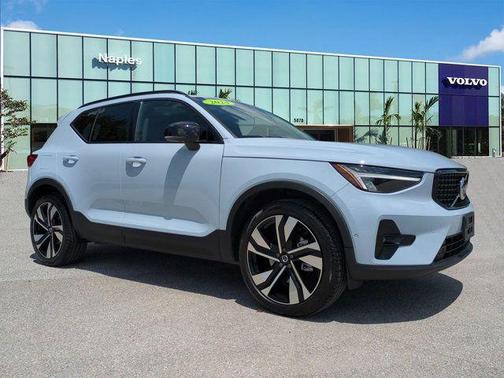 Cloud 9 White 2024 Volvo XC40 B5 Plus Dark Theme