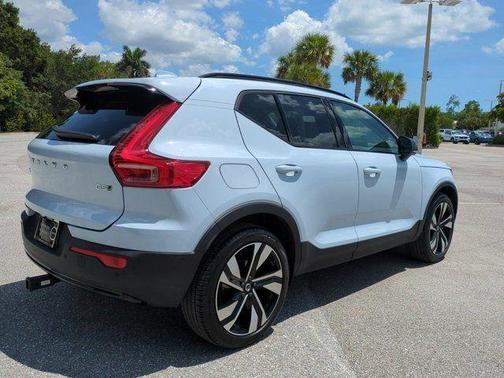 Cloud 9 White 2024 Volvo XC40 B5 Plus Dark Theme