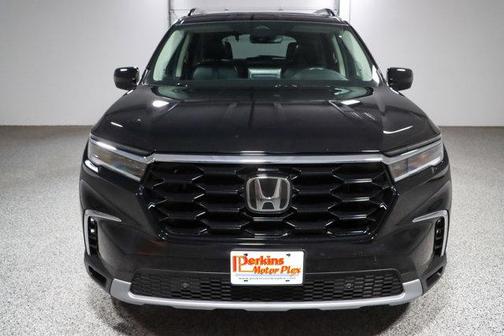 Crystal Black Pearl 2023 Honda Pilot Touring 8-Passenger