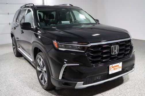 Crystal Black Pearl 2023 Honda Pilot Touring 8-Passenger