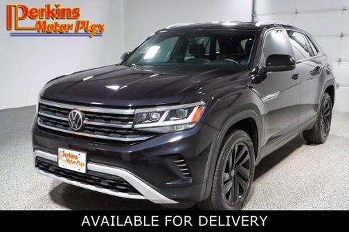 Deep Black Pearl 2022 Volkswagen Atlas Cross Sport 3.6L V6 SE w/Technology