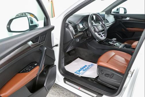Glacier White Metallic 2023 Audi Q5 45 S line Premium