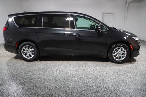 Brilliant Black Crystal Pearlcoat 2023 Chrysler Pacifica Touring L