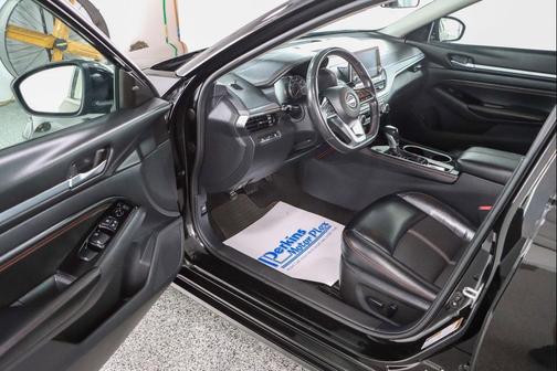 Super Black 2023 Nissan Altima SR FWD